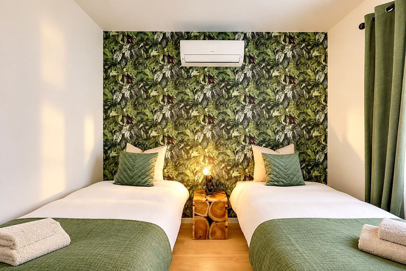 Chambre à lits jumeaux de la suite Amazonia