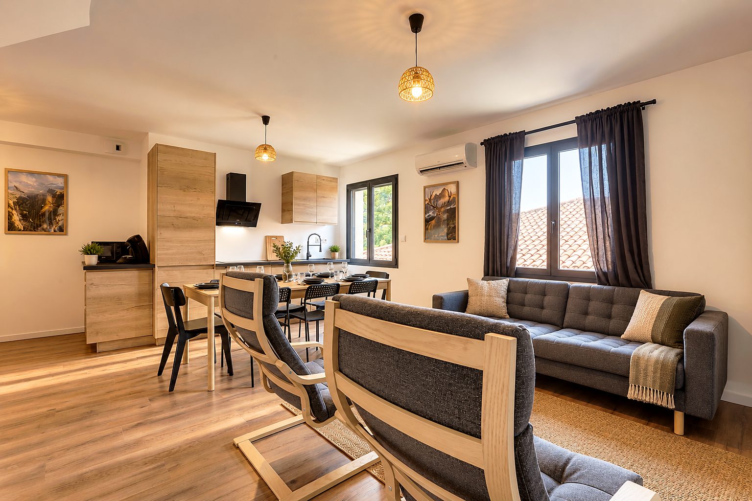 Cuisine équipée et grande table de la suite Ossau